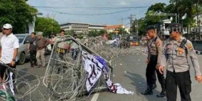 Saat Ketua DPRD Jatim Dilempari Botol Mahasiswa Gegara Emoh Telpon Puan Maharani