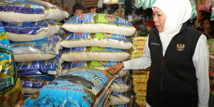 Sidak ke Pasar Kolpajung Pamekasan, Gubernur Khofifah: Harga Bahan Pokok Stabil dan Stok Cukup Hingga Lebaran