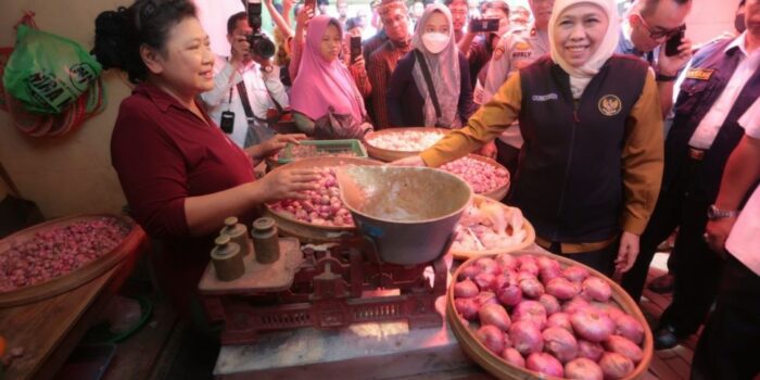 Pastikan Ketersediaan Bahan Pokok dan Stok Aman, Gubernur Khofifah Tinjau Pasar Wage di Nganjuk – Berita Jatim