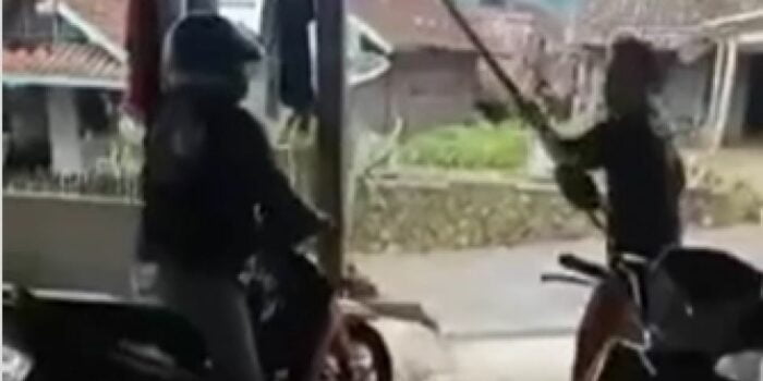 Momen Maling Tepergok Curi Hasil Panen, Warganet Justru Gemas Pada Pemiliknya