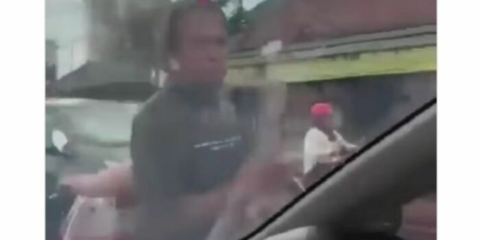 Video Viral! Diduga Kesal Tak Diberi Uang, Pengamen di Tulungagung Ngamuk hingga Pukul Mobil