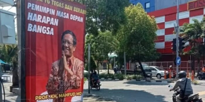 Baliho Mahfud MD Bertebaran di Sejumlah Titik Kota Surabaya, Maju Cawapres?