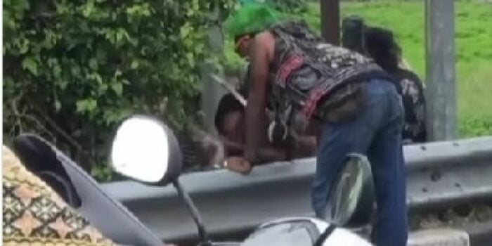 Bikin Geram! Muncul Video Viral Aksi Anak Punk Pukuli Monyet di Lampu Merah Tamandayu Pandaan – Berita Jatim