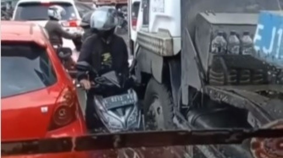 Pengendara Motor Nekat Lawan Arus di Surabaya, Nyaris Digeprek Truk Tronton