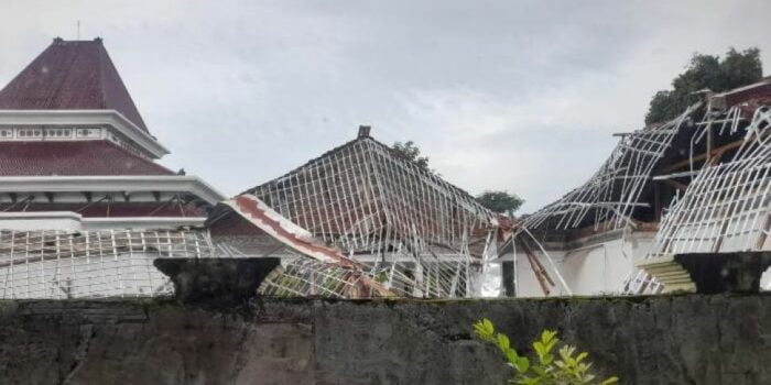 Bruuk! Baru Beberapa Bulan Direnovasi, Gedung Korpri Tuban Ambruk