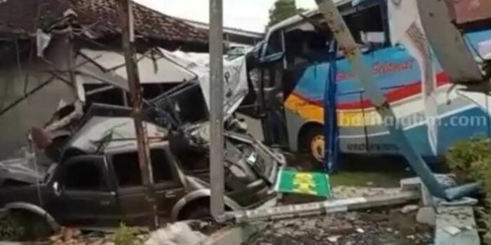 Sumber Selamat Seruduk Mobil Pembawa Ratusan Rokok Ilegal dan Pos Polisi di Ngawi