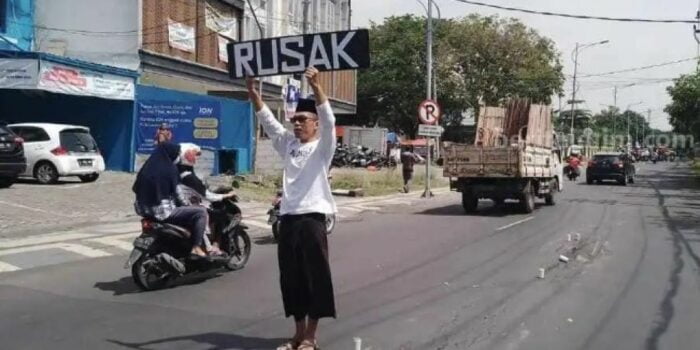 Protes Jalan Rusak di Tengah Jalur Utama Surabaya-Gresik, Budayawan: Ini Bukan Lampung