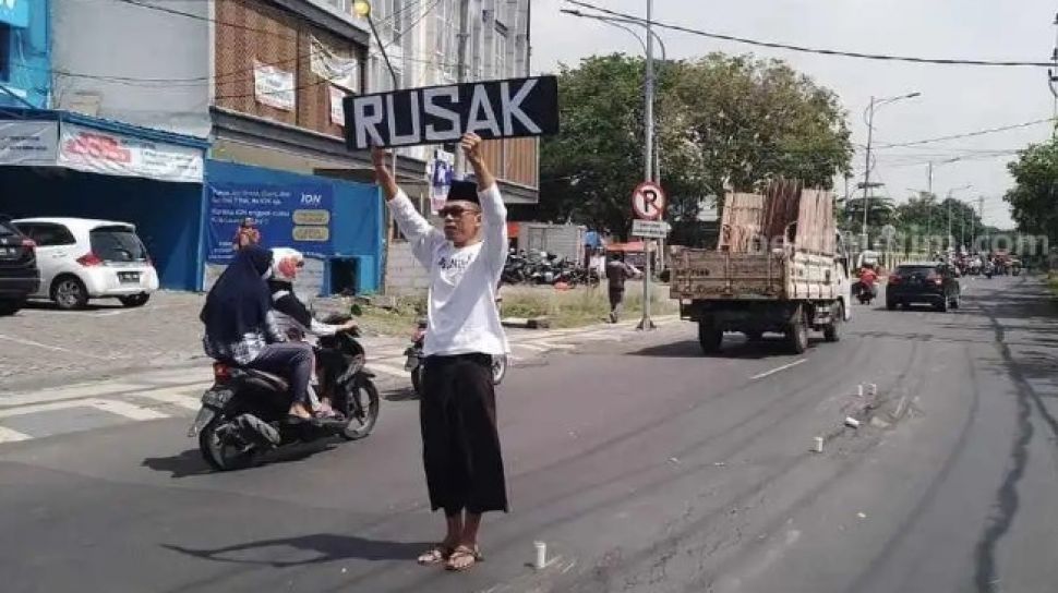 Protes Jalan Rusak di Tengah Jalur Utama Surabaya-Gresik, Budayawan: Ini Bukan Lampung