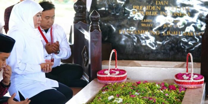 Bersama Cipayung Plus Jatim, Gubernur Khofifah Ziarah ke Makam Bung