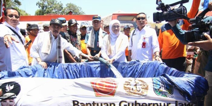 Gubernur Khofifah Pastikan BPBD Jatim Siaga dan Siap Dropping Air Bersih untuk Hadapi Ancaman Kekeringan