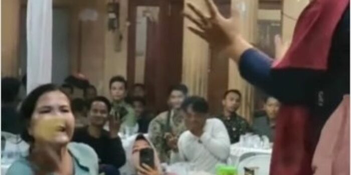 Viral Emak-emak Kesal hingga Lempar Pisang ke Wanita yang Asyik Berjoget, Diduga Gegara Tak Bayar Utang – Berita Jatim