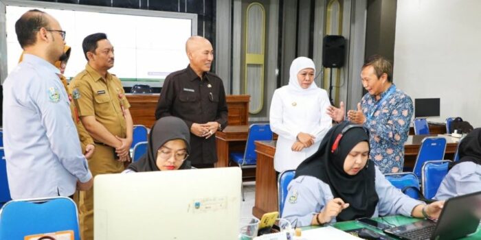 Khofifah Tinjau Posko Pelayanan PPDB SMA dan SMK Negeri di UPT TIKP Jatim