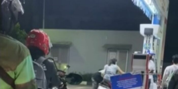 Viral Wanita Tak Mau Turun dari Motor saat Hendak Isi BBM, Endingnya Bikin Malu – Berita Jatim
