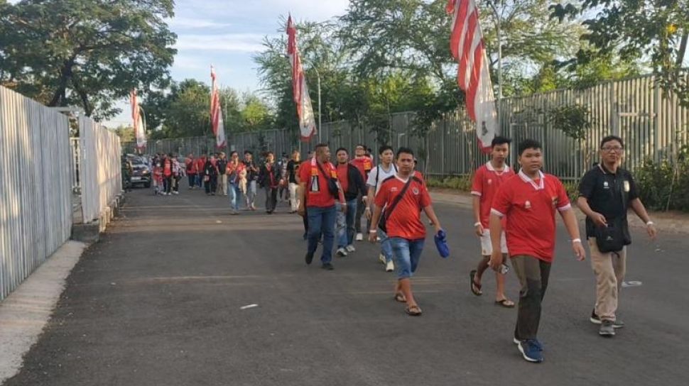 Jelang Timnas Indonesia Berlaga Lawan Palestina, Suporter Sudah Memadati Stadion GBT Surabaya