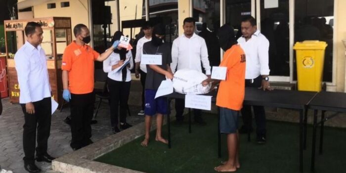Reka Ulang Pembunuhan Siswi SMP di Mojokerto, Dicekik hingga Tewas Lalu Diperkosa – Berita Jatim