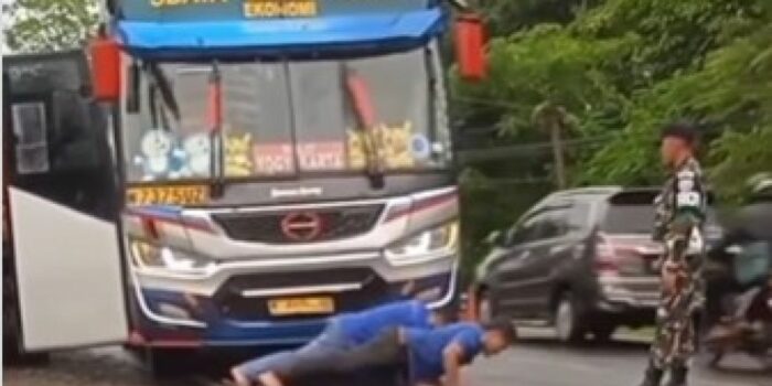 Viral Video Sopir Bus Dihukum Push Up dan Squat Jump oleh Anggota TNI, Diduga Gegara Ugal-ugalan – Berita Jatim