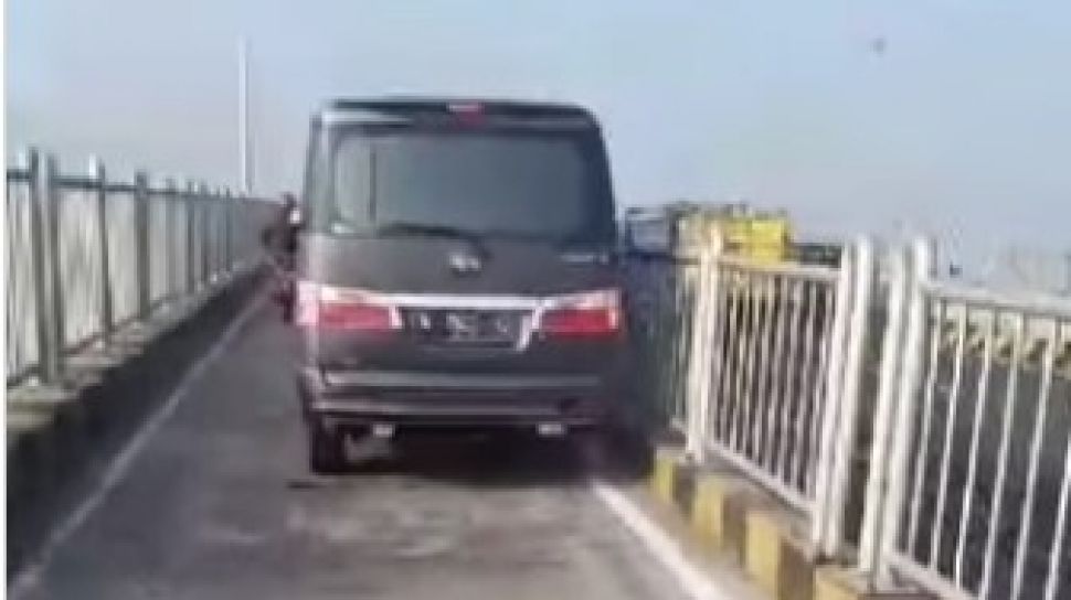 Viral Mobil Masuk Jalur Motor di Jembatan Suramadu, Warganet: Balas Dendam Kayaknya