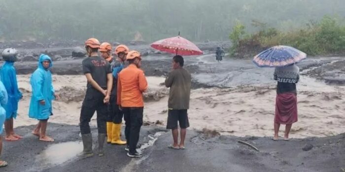 Lereng Semeru Diterjang Banjir Lahar Dingin dan Longsor, Sejumlah Jembatan di Lumajang Terputus