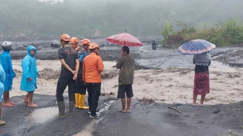 Lereng Semeru Diterjang Banjir Lahar Dingin dan Longsor, Sejumlah Jembatan di Lumajang Terputus