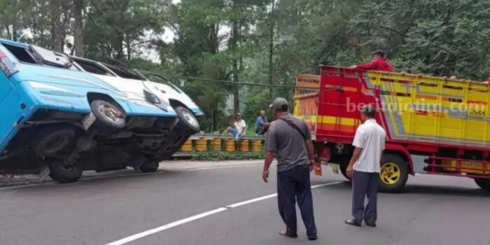 Minibus Wisatawan Asal Bojonegoro Kecelakaan di Jalur Sarangan, Penumpang: Tahu-tahu Terguling – Berita Jatim