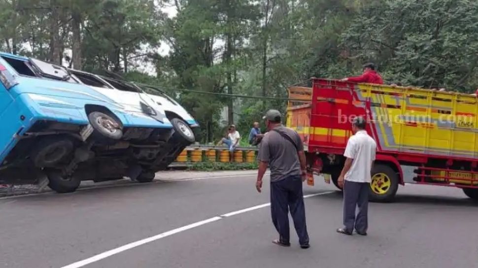 Minibus Wisatawan Asal Bojonegoro Kecelakaan di Jalur Sarangan, Penumpang: Tahu-tahu Terguling
