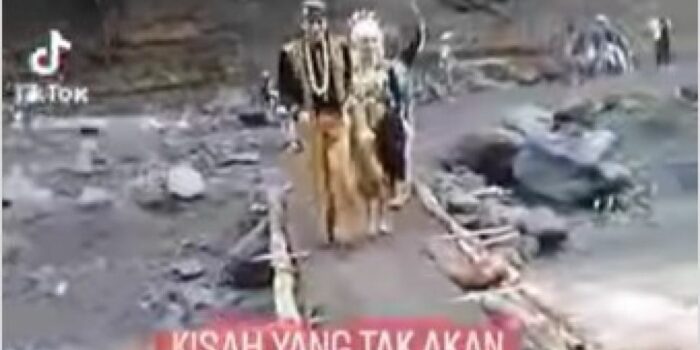 VIRAL! Pengantin di Lumajang Harus Jalan Kaki Gegara Jembatan Diterjang Banjir Lahar Dingin Semeru – Berita Jatim