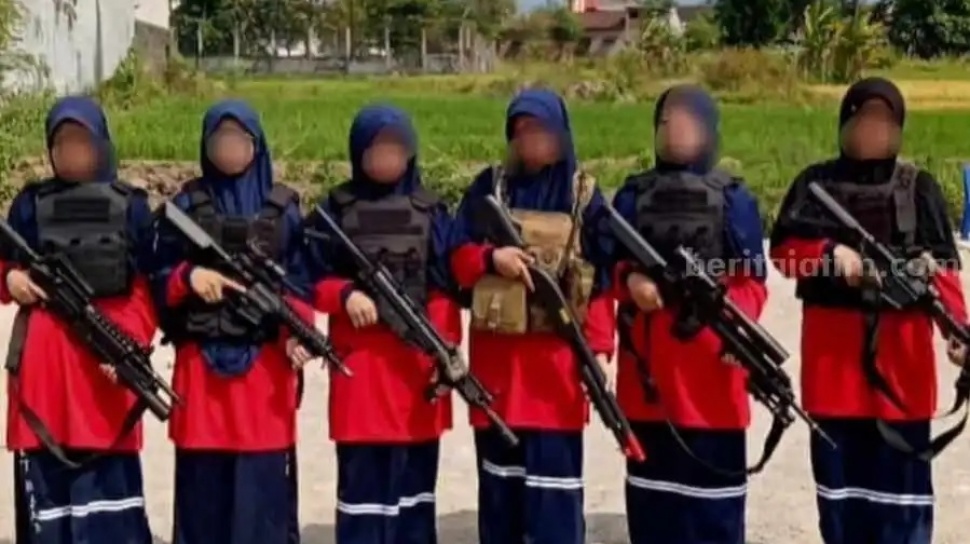 Viral! Remaja Putri Bawa Senjata Bikin Heboh, Diduga Santriwati Ponpes di Magetan