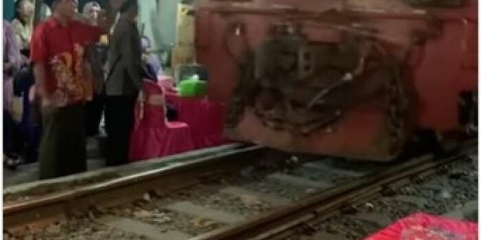 Agak Laen! Pesta Pernikahan Pengantin di Surabaya Ini Digelar di Perlintasan Kereta Api