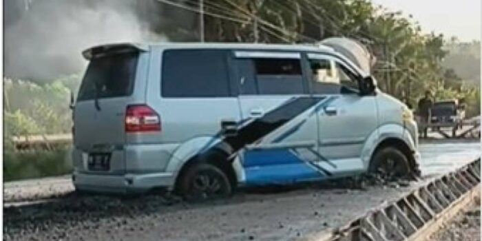 Viral Minibus Terjebak di Jalan Cor-coran yang Masih Basah, Warganet: Biar Jadi Monumen