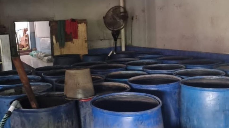Pabrik Jamu Ilegal di Banyuwangi Digerebek Polisi, Puluhan Drum Disita