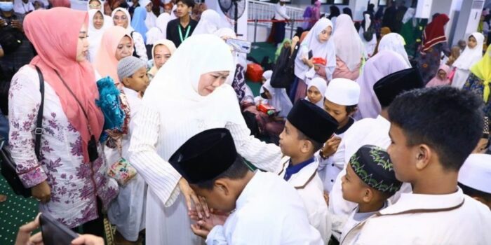 Gubernur Khofifah Santuni 1.000 Anak Yatim di Akhir Tahun 1444 H