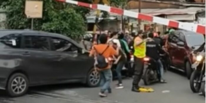 Bikin Repot! Petugas KAI Panik hingga Turun Tangan Gegara Motor dan Mobil Nekat Menerobos Perlintasan