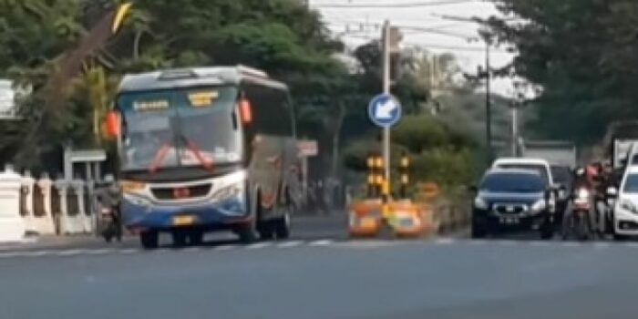 Viral Video Bus Lawan Arah Demi Hindari Lampu Merah di Madiun, Geleng-Geleng Lihatnya – Berita Jatim