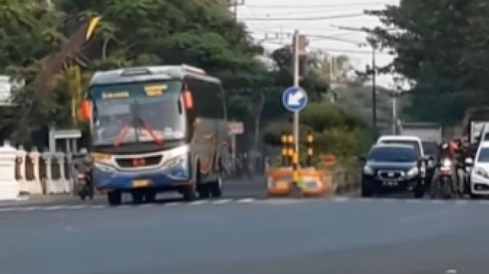 Viral Video Bus Lawan Arah Demi Hindari Lampu Merah di Madiun, Geleng-Geleng Lihatnya