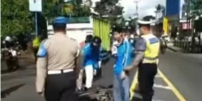 Hindari Razia Polisi, 2 Pelajar Ini Nekat Kabur hingga Terserempet Truk