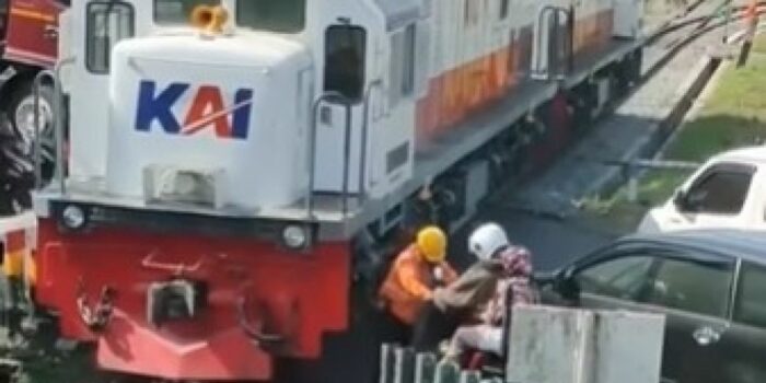 Viral Pengendara Motor Halangi Laju Lokomotif, Warganet Justru Gemas dengan Sosok Ini