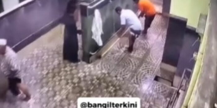 Viral! Pura-pura Wudu, Pria Ini Ambil HP Jemaah Masjid Jami Bangil