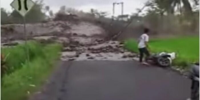 Detik-detik Aliran Lahar Dingin Semeru Meluap ke Atas Jembatan Candipuro Lumajang, Warga Lari Berhamburan