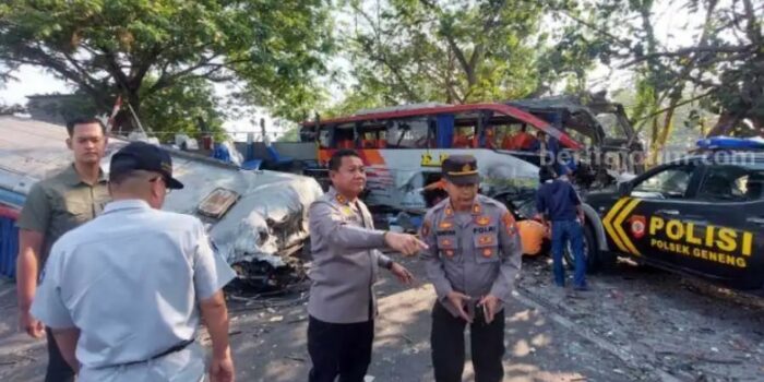 BREAKING NEWS: 2 Bus Tabrakan di Ngawi, 4 Orang Meninggal Dunia