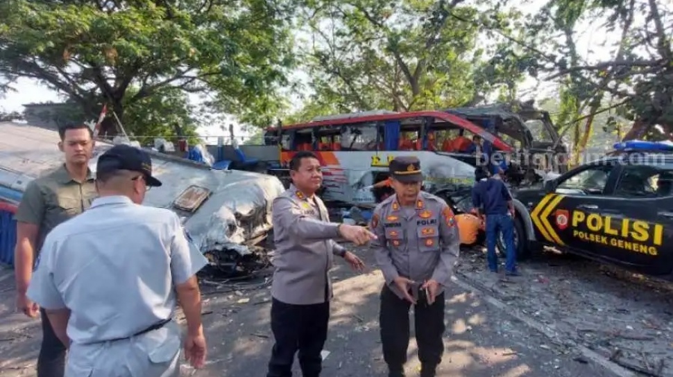 BREAKING NEWS: 2 Bus Tabrakan di Ngawi, 4 Orang Meninggal Dunia