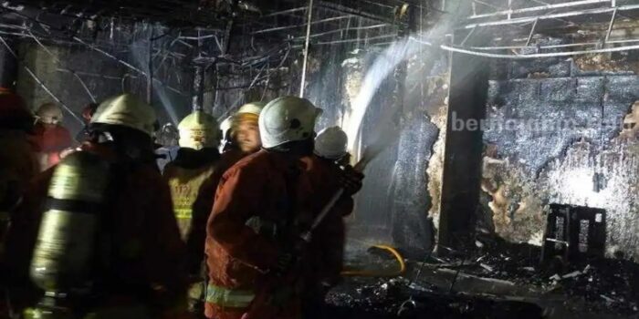 Dramatis! 14 Orang Terjebak Saat Gedung BBPMP Jatim Terbakar, Ada yang Nekat Melompat dari Lantai 2