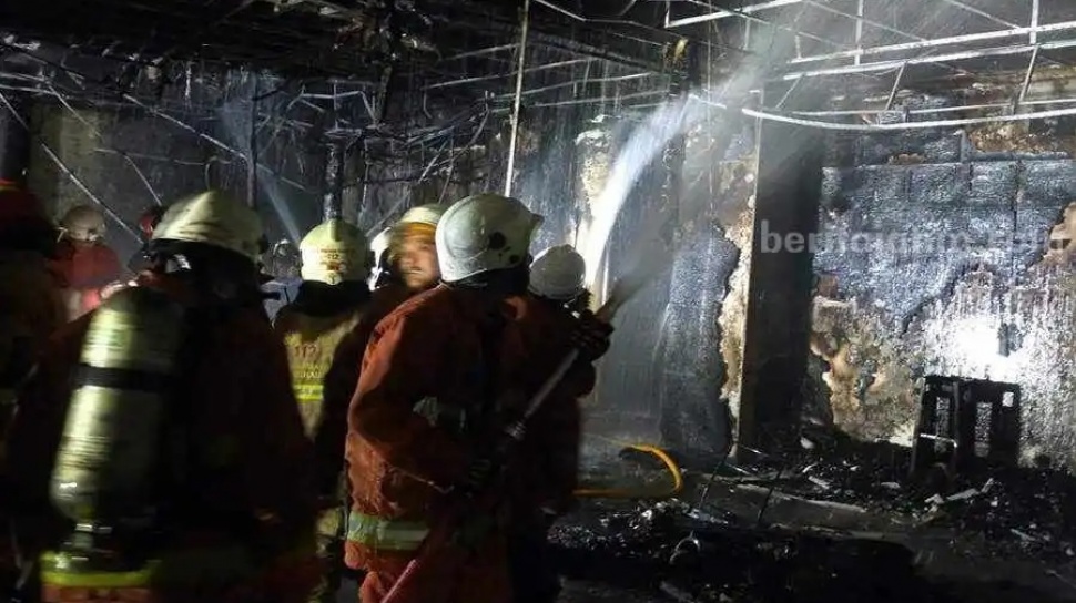 Dramatis! 14 Orang Terjebak Saat Gedung BBPMP Jatim Terbakar, Ada yang Nekat Melompat dari Lantai 2
