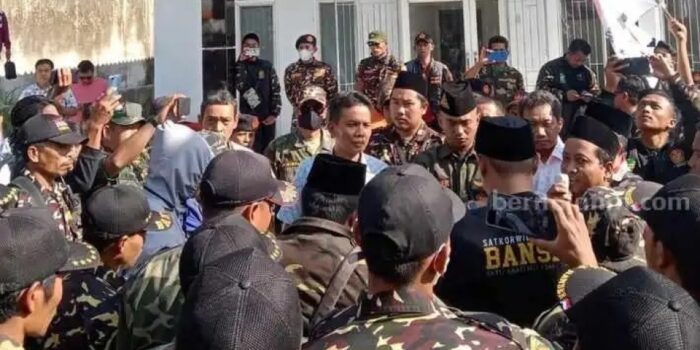 Puluhan Banser Datangi Kantor PKS Jember Buntut Pencatutan Logo NU Oleh Sejumlah Caleg