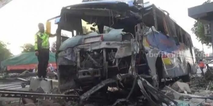 Bus Sugeng Rahayu Kecelakaan di Jombang, Bagian Depan Ringsek – Berita Jatim
