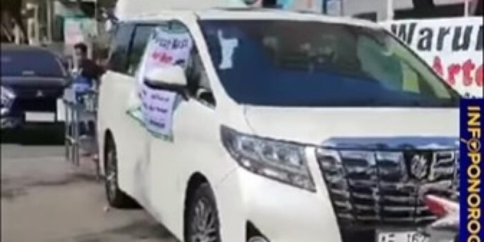 Viral Pedagang Makanan di Ponorogo Jualan Pakai Mobil Alphard di Pinggir Jalan: Minder Mau Beli – Berita Jatim
