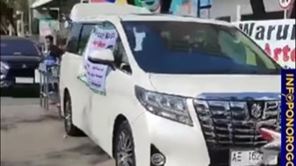 Viral Pedagang Makanan di Ponorogo Jualan Pakai Mobil Alphard di Pinggir Jalan: Minder Mau Beli
