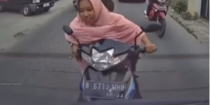 Viral Emak-emak Tabrak Mobil Gegara Asyik Ngobrol, Netizen: Langsung Kabur Kan