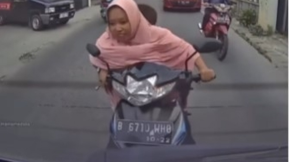 Viral Emak-emak Tabrak Mobil Gegara Asyik Ngobrol, Netizen: Langsung Kabur Kan