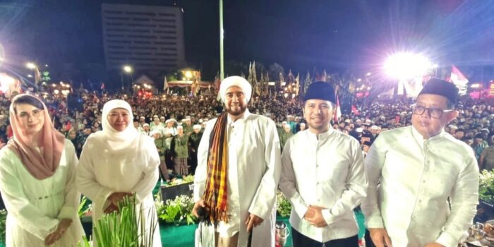 Syukuri 78 Tahun Indonesia Merdeka, Gubernur Khofifah dan Masyarakat Ikut Dzikir dan Salawat Bersama Habib Syech