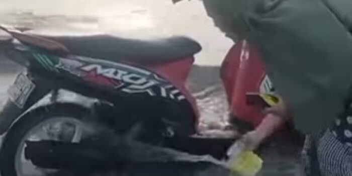 Viral Emak-emak Cuci Motor Pakai Air Laut, Netizen: Siap-Siap Jualan Besi Bekas – Berita Jatim